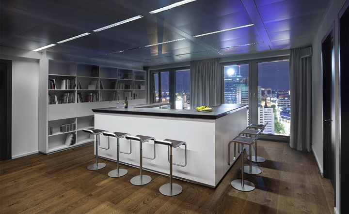 7_WITTE-reception-and-conference-rooms-by-ACTINCOMMON-Berlin.jpg