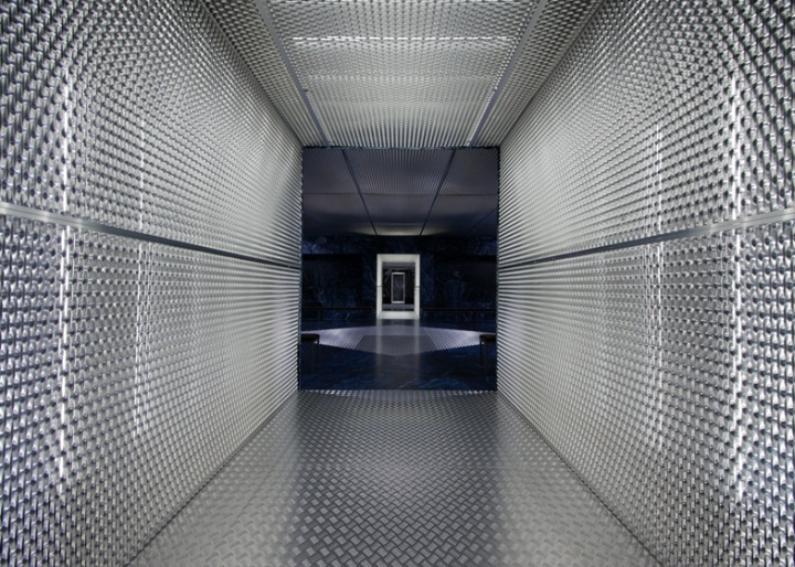 21_Prada-catwalk-installation-by-OMA-Milan-Italy-03.jpg