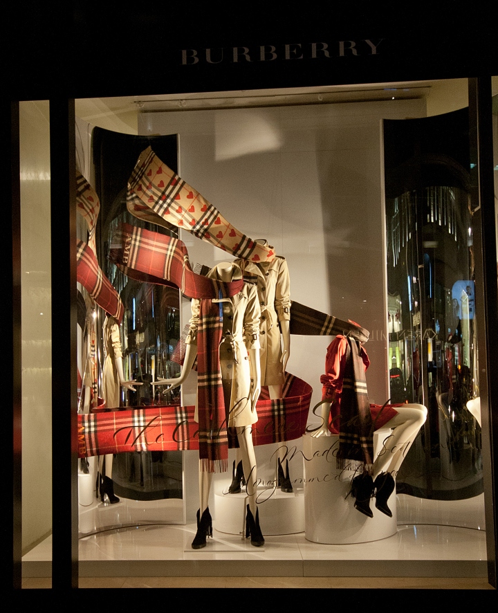 21_Burberry-windows-2015-Fall-London-UK-11.jpg