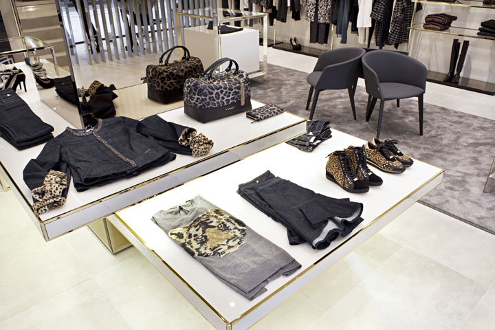 32_LIU-JO-store-by-Christopher-Goldman-Ward-Madrid-Spain-14-.jpg