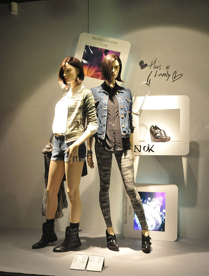 23_Bershka-window-displays-Autumn-2012-Budapest-05.jpg