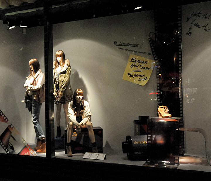 25_Bershka-window-displays-Autumn-2012-Budapest-03.jpg