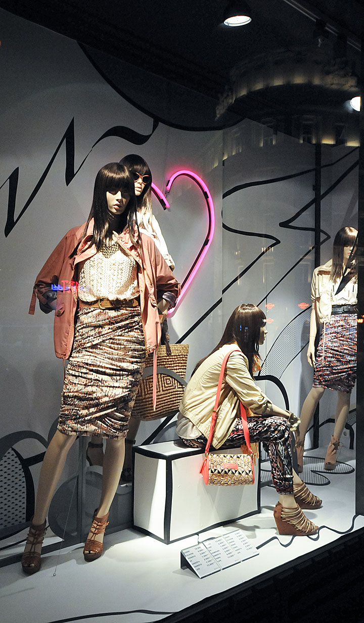 18_Bershka-window-displays-Summer-2012-Budapest-02.jpg