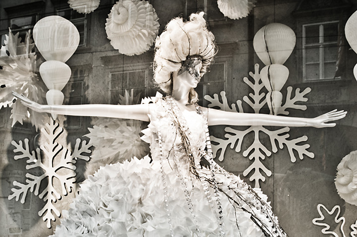 22_KO-Ice-Princess-Christmas-windows-Graz-02.jpg