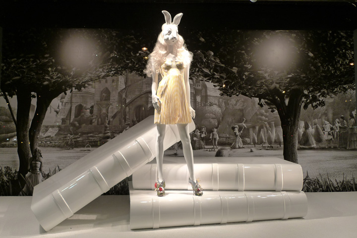 22_Alice-In-Wonderland-at-Printemps-Christopher-Kane-Nicholas-Kirkwood.jpg