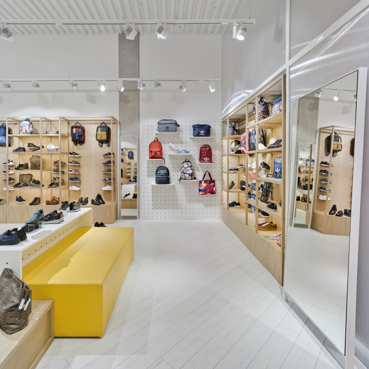 24_CASUALIS-Footwear-store-by-Manuel-Garcia-Asociados-San-Javier-Spain-05.jpg