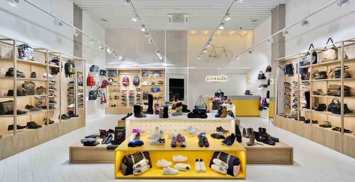 27_CASUALIS-Footwear-store-by-Manuel-Garcia-Asociados-San-Javier-Spain-02.jpg