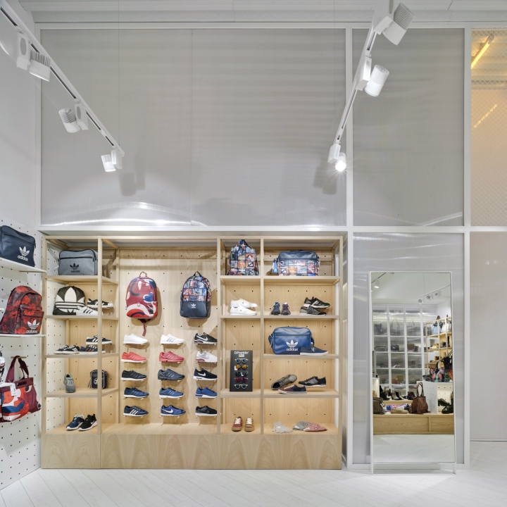 26_CASUALIS-Footwear-store-by-Manuel-Garcia-Asociados-San-Javier-Spain-03.jpg