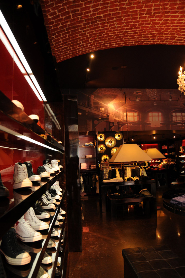 17_Converse-flagship-store-by-Sighinolfi-Group-Bogota-03.jpg