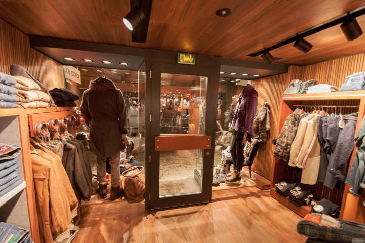 20_Jacob-Cohen-flagship-store-by-Area-17-Courchevel-France-07.jpg