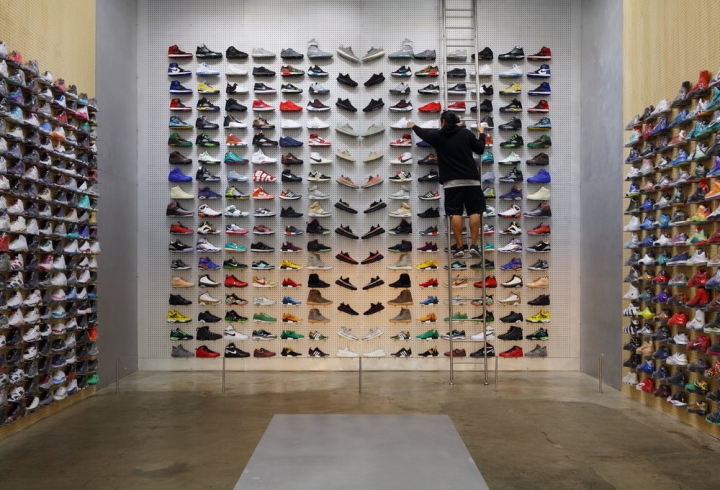 26_Flight-Club-sneaker-store-by-Slade-Architecture-Los-Angeles-California-04.jpg