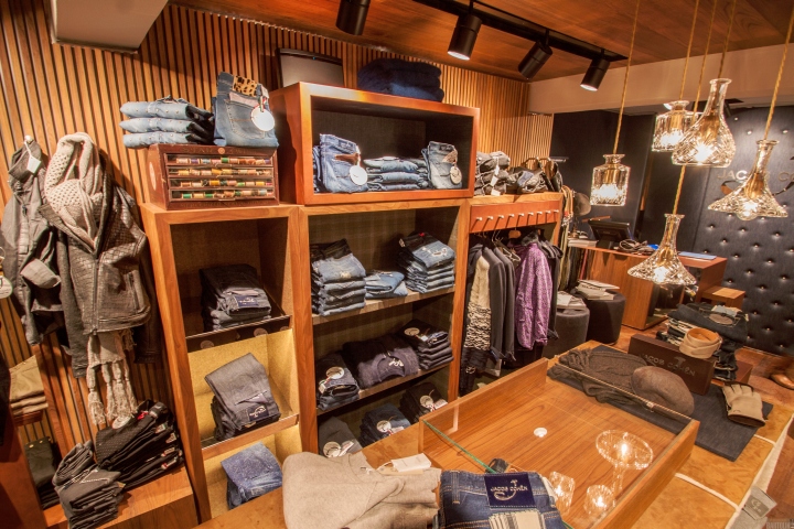 22_Jacob-Cohen-flagship-store-by-Area-17-Courchevel-France-05.jpg