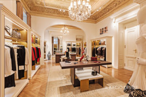 0_il-Bacio-di-Stile-luxury-department-store-Budapest-Hungary-300x200.jpg