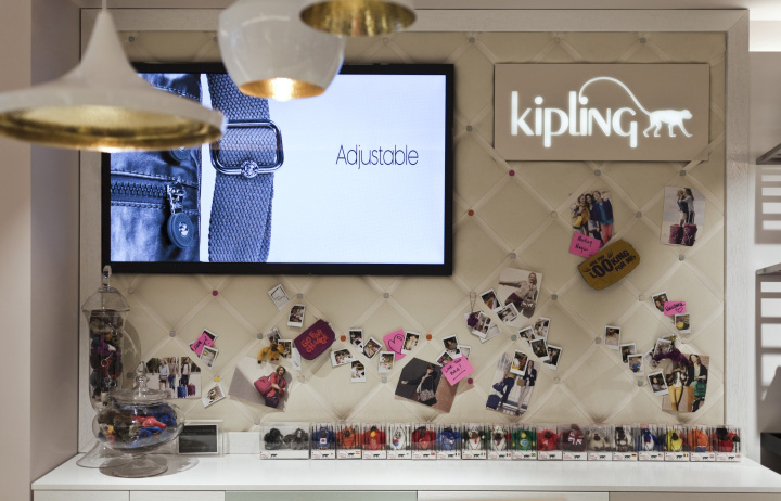 30_Kipling-store-by-UXUS-London-09.jpg