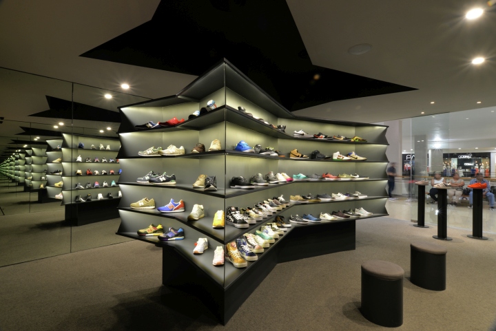 22_LACES-Shoe-Store-by-CoA-Arquitectura-Zapopan-Mexico-07.jpg