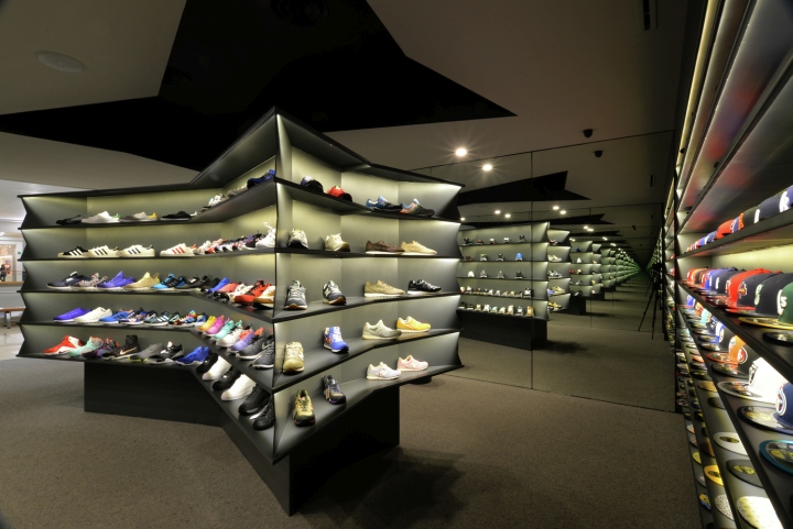 24_LACES-Shoe-Store-by-CoA-Arquitectura-Zapopan-Mexico-05.jpg