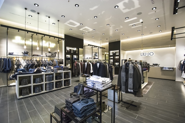 28_Liujo-uomo-premium-by-Christopher-Ward-in-IKEA-dept-Store-Brescia-Italy02.jpg