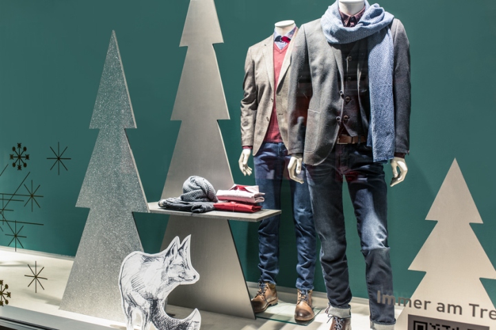 27_Modehaus-Zinser-XMAS-2015-Windows-by-DESIGNPLUS-Germany-06.jpg