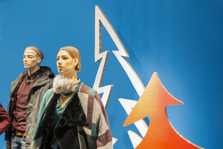 22_Modehaus-Zinser-XMAS-2015-Windows-by-DESIGNPLUS-Germany-11.jpg