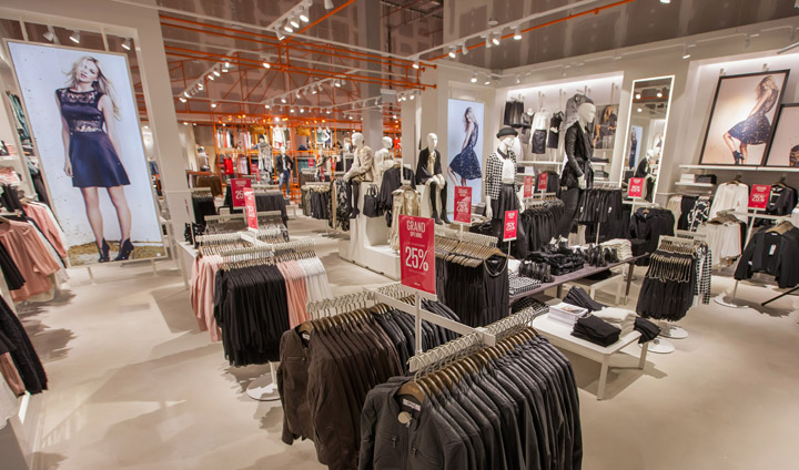 24_ONLY-Flagship-Store-by-Riis-Retail-Dredsen-Germany-03-.jpg