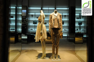 7_Dolce-Gabbana-window-display-Budapest-300x200.jpg
