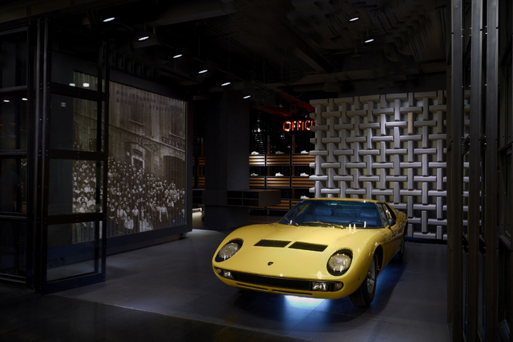 8_Pirelli-PZero-flagship-store-Milano-Italy.jpg