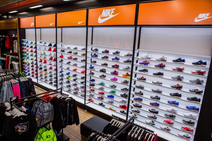 25_Shoe-Palace-Store-by-Double-Europe-San-Jose-California-07.jpg