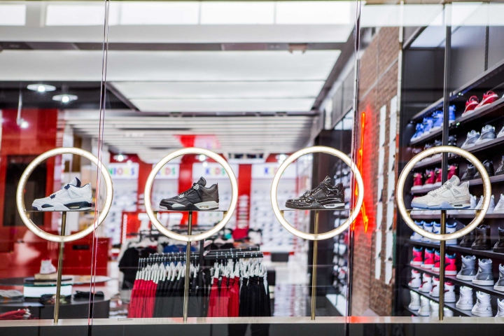28_Shoe-Palace-Store-by-Double-Europe-San-Jose-California-04.jpg