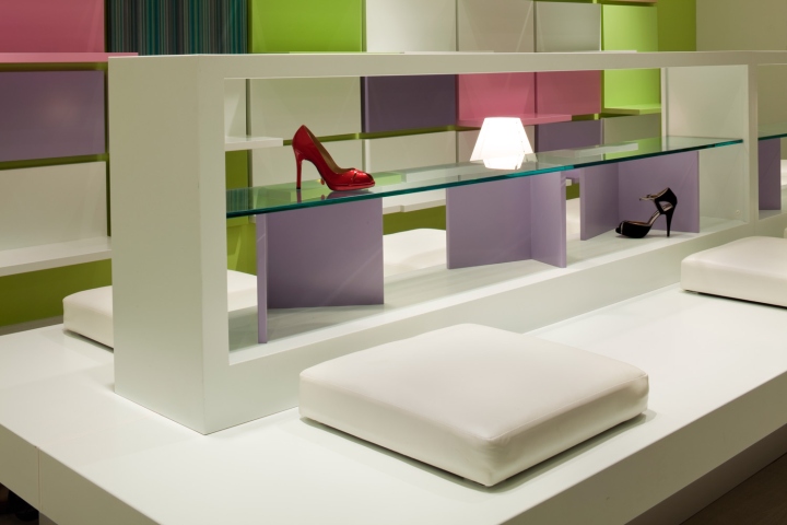 25_Shoebox-store-by-Sergio-Mannino-Studio-New-York-City-03.jpg