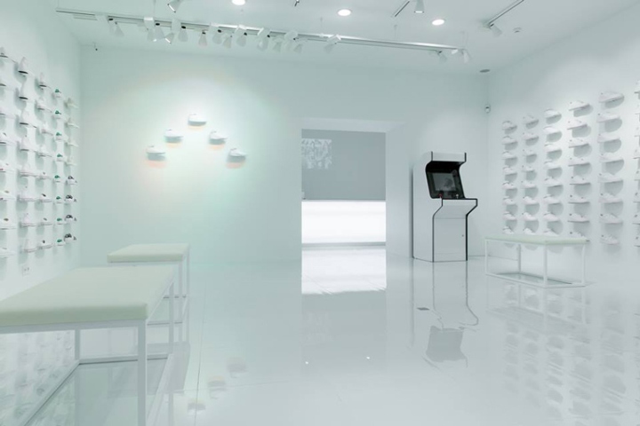 16_Sneakerhead-White-Store-by-Bureau-Praktika-Moscow-Russia-03.jpg