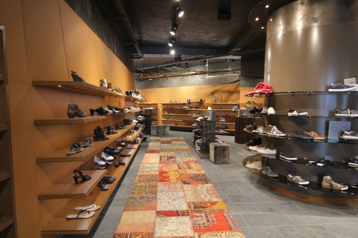 21_Stratmann-Shoes-Store-by-Kitzig-Interior-Design-Meschede-Germany-05.jpg