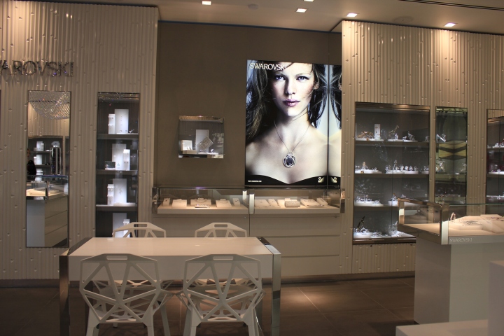 16_Swarovski-stores-by-hartmannvonsiebenthal-Europe-02.jpg