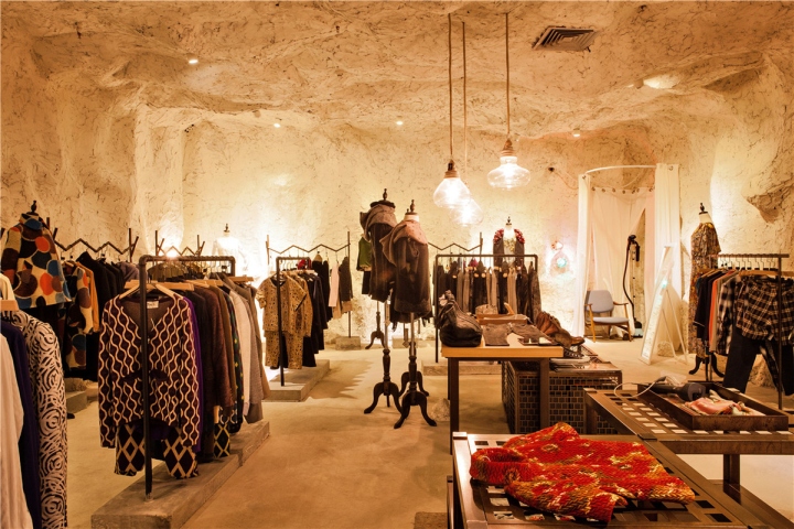 46_The-Fashion-Door-Flagship-Store-by-Bloom-Design-Guangzhou-China-03.jpg