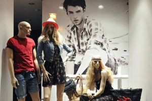 6_GUESS-window-displays-Summer-2012-Budapest-300x200.jpg