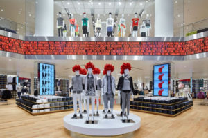 7_Uniqlo-flagship-store-by-Wonderwall-Berlin-300x200.jpg