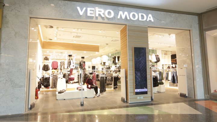 8_Vero-Moda-Flagship-Store-at-Alexa-Mall-by-Riis-Retail-Berlin.jpg