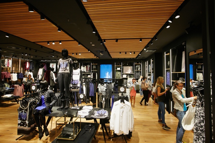 27_Vero-Moda-Flagship-Store-at-Alexa-Mall-by-Riis-Retail-Berlin-14.jpg