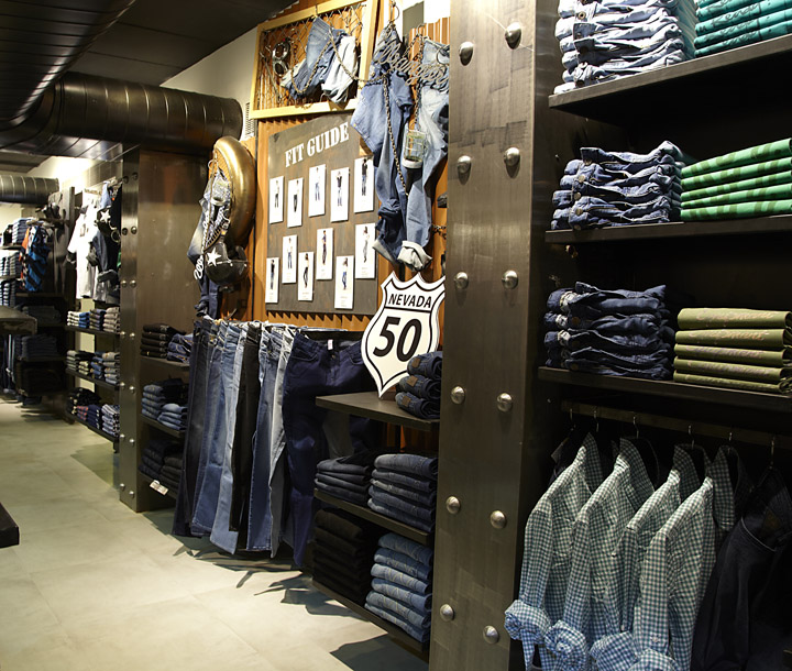 19_VF-Brand-Flagship-Store-by-Restore-Solutions-Bangalore-India-04.jpg