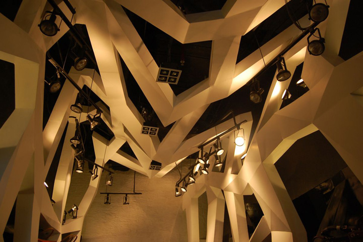 18_Via-Venetto-store-by-Buensalido-Architects-05.jpg