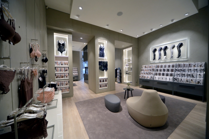 19_Wolford-Flagship-Store-Milan-Italy-05.jpg