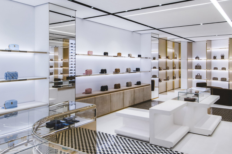 8_Burberry-flagship-store-01-780x520.png