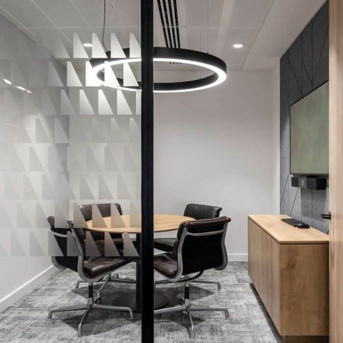 18_armstrong-teasdale-offices-london-4-700x700-compact.jpg