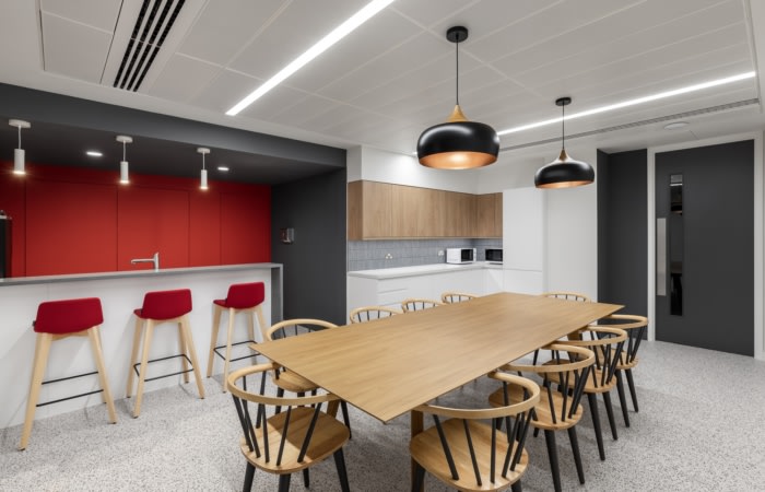 14_armstrong-teasdale-offices-london-3-700x450-compact.jpg