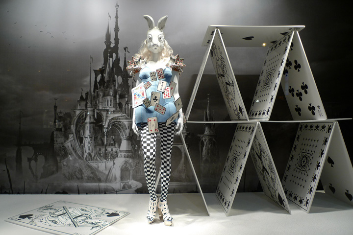 8_Alice-In-Wonderland-at-Printemps-Manish-Arora.jpg