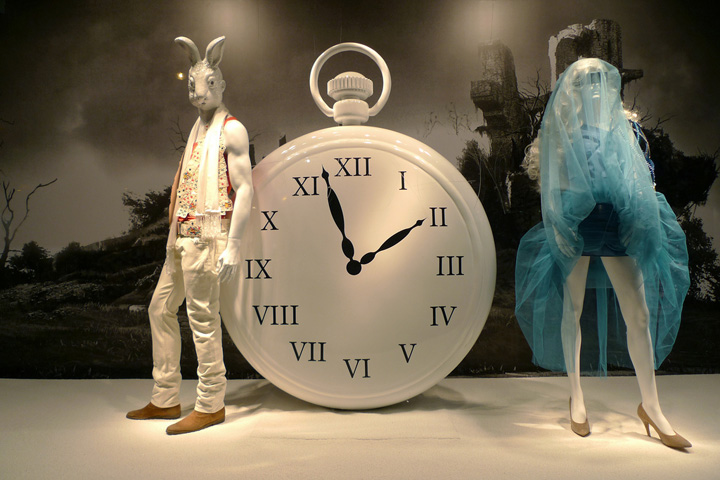 20_Alice-In-Wonderland-at-Printemps-Maison-Martin-Margiela.jpg