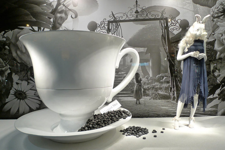 24_Alice-In-Wonderland-at-Printemps-Chloé.jpg