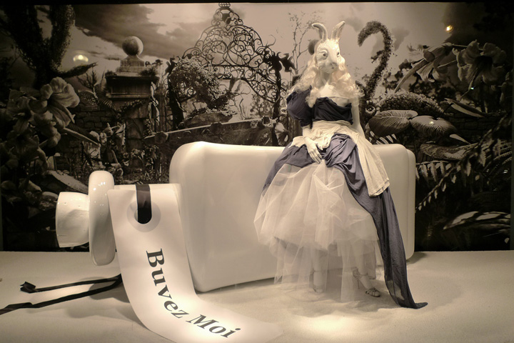 26_Alice-In-Wonderland-at-Printemps-Charles-Anastase.jpg
