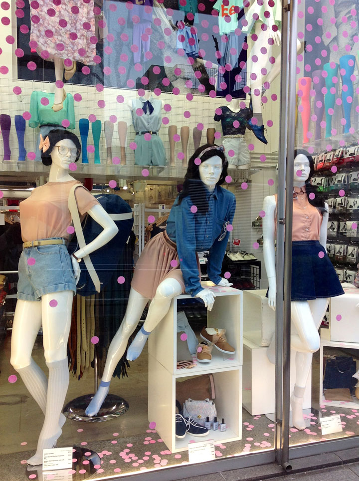 15_American-Apparel-windows-Lena-Shockley-Japan-04.jpg