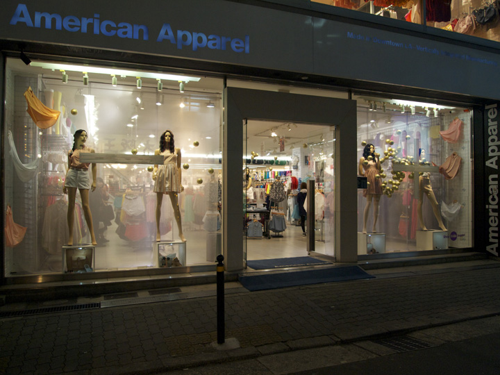 19_American-Apparel-Golden-week-windows-Lena-Shockley-Japan-10.jpg