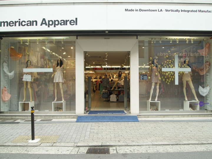 20_American-Apparel-Golden-week-windows-Lena-Shockley-Japan-09.jpg